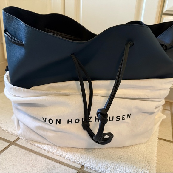 VON HOLZHAUSEN Reversible Tote in Black/Navy - Picture 7 of 7